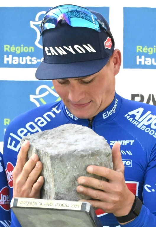 Mathieu Van der Poel avec le Trophée du vainqueur de Paris-Roubaix, le 9 avril 2023