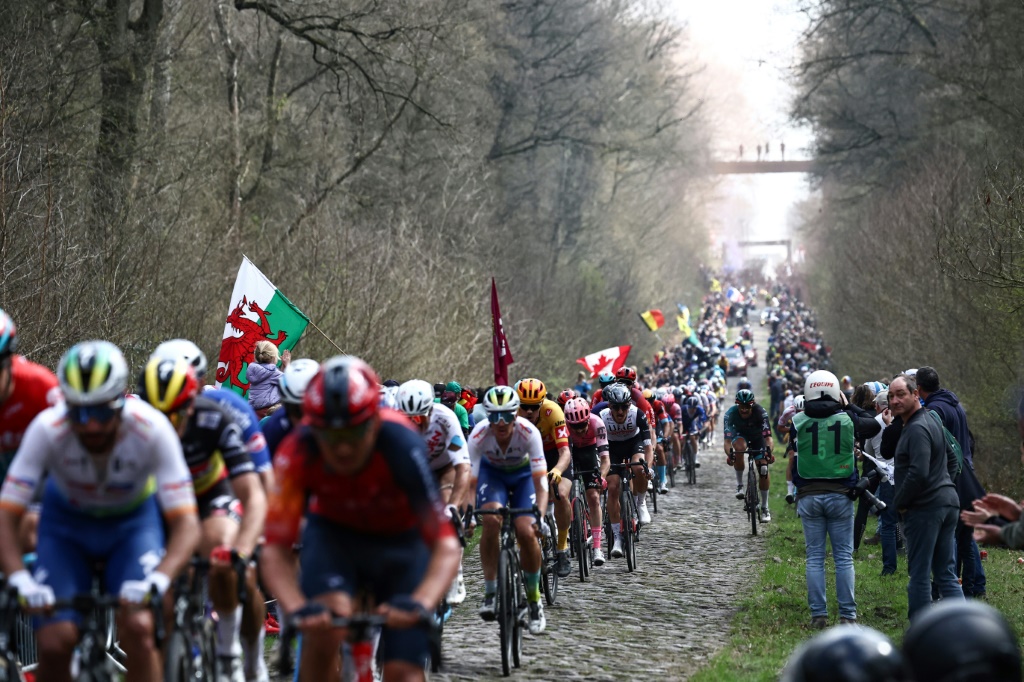 Les coureurs de Paris-Roubaix dans la Trouée d'Arenberg le 9 avril 2023