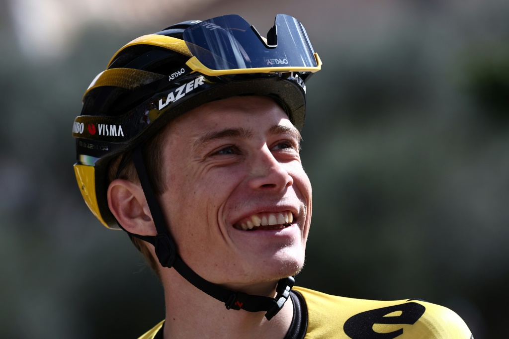 Le leader de la Jumbo-Visma, le Danois  Jonas Vingegaard, au départ de la 6e étape de Paris-Nice, finalement annulée, le 10 mars 2023 à Tourves (Var)