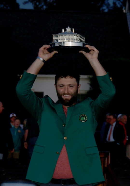 L'Espagnol Jon Rahm pose avec son trophée et son blazer vert après sa victoire au Masters d'Augusta, le 9 avril 2023
