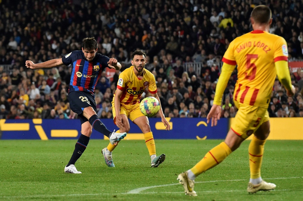 Le milieu du Barça Sergi Roberto (g) frappe au but contre Gérone, le 10 avril 2023 au Camp Nou