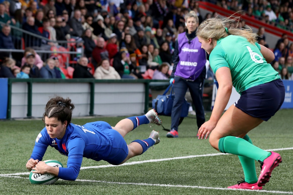 L'ailière Cyrielle Banet plonge dans l'en-but lors de la victoire 53-3 de l'équipe de France féminine en Irlande pendant la 2e journée du Tournoi des six nations, le 1er avril 2023.