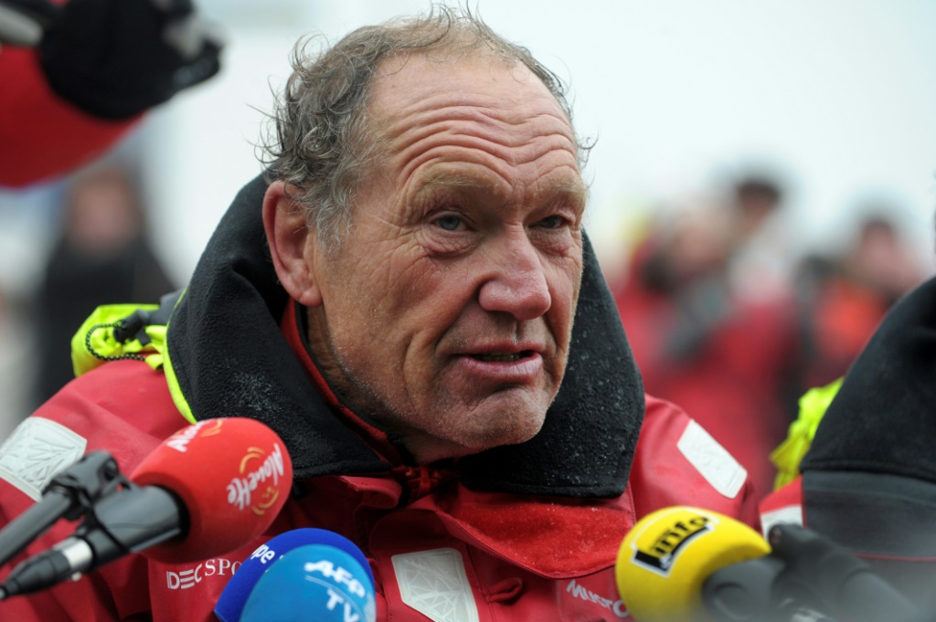 Francis Joyon (à droite) répond aux journalistes le 26 janvier 2017 à Brest après avoir remporté le trophée Jules-Verne, record du tour du monde à la voile en équipage et sans escale