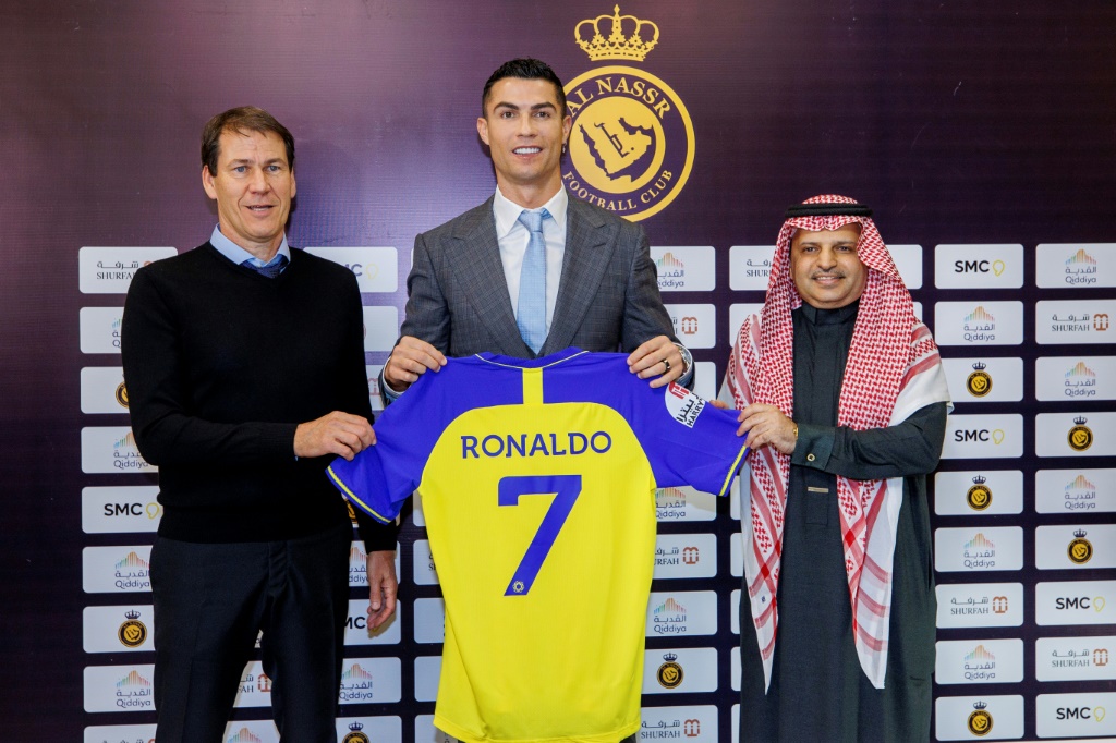 Le Français Rudi Garcia, alors entraîneur du club saoudien d'Al-Nassr, la star portugaise Cristiano Ronaldo et le président du club Musalli Al-Muammar, le 3 janvier 2023 à Ryad