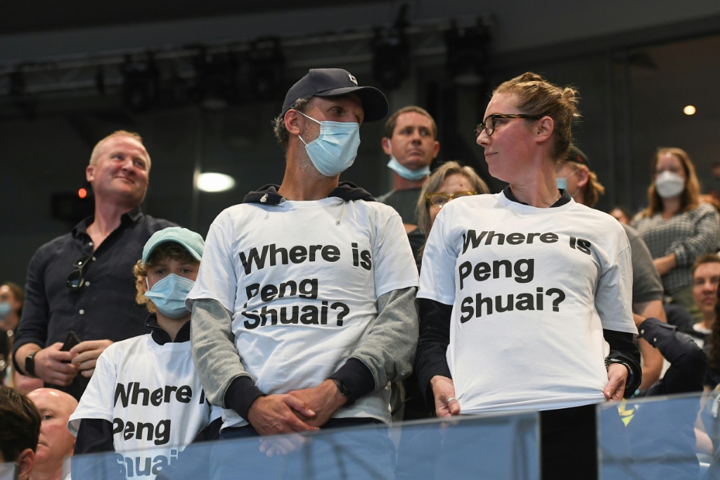 Des spectateurs portent des t-shirts où il est écrit Où est Peng Shuai?, du nom de la joueuse de tennis chinoise ayant disparu durant plusieurs semaines, le 29 janvier 2022 lors de l'Open d'Australie à Melbourne