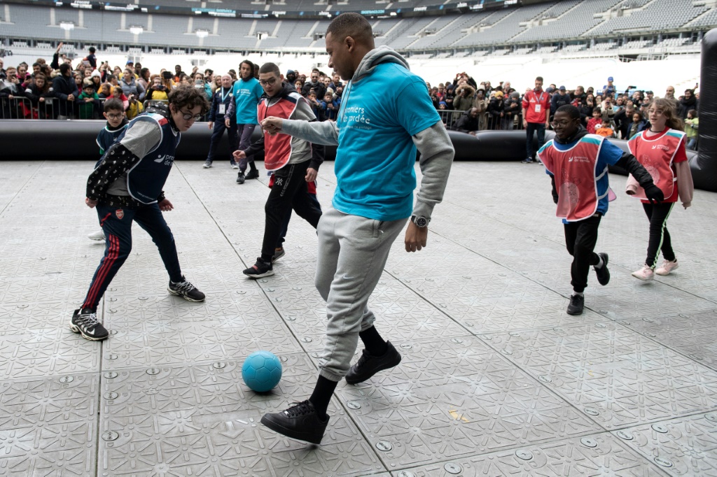 La star du PSg Kylian Mbappé joue au foot avec les enfants malades de l'association Premiers de cordée, dont il est parrain, le 12 avril 2023 au Stade de France