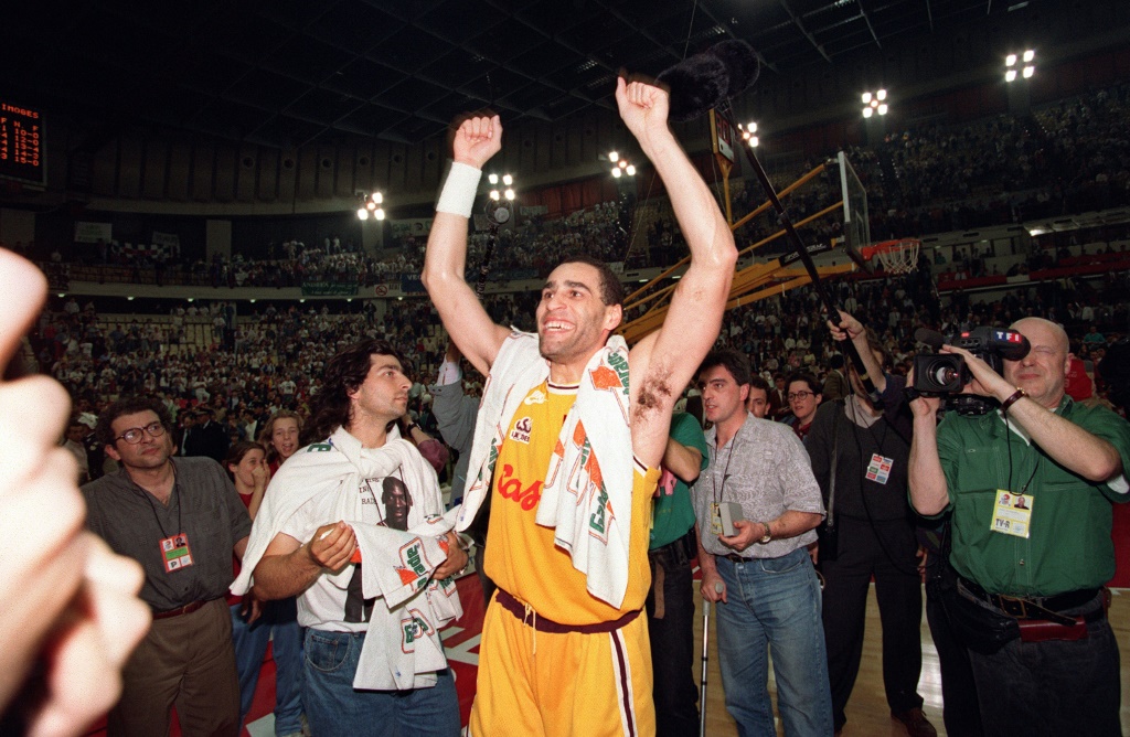 Le triomphe du CSP Limoges de Richard Dacoury vainqueur de Benetton Trévisé 59-55 en finale de Coupe d'Europe, le 15 avril 1993 à Athènes