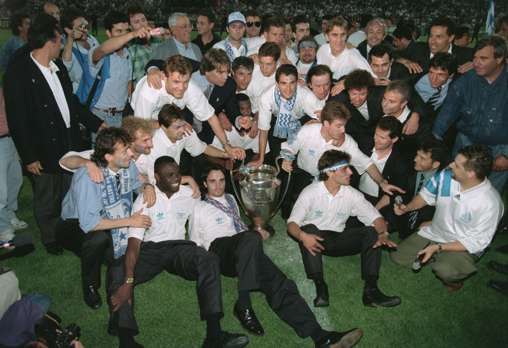 Les joueurs et dirigeants de l'OM posent avec le trophée de la Coupe d'Europe des clubs champions à Marseille, le 27 mai 1993