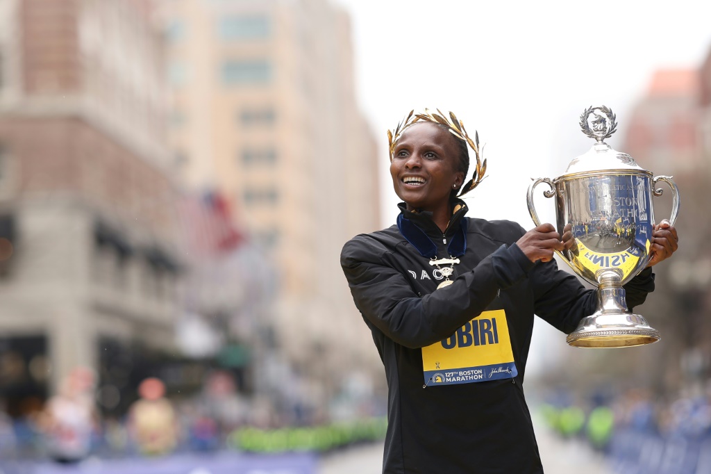 La Kényane Hellen Obiri pose avec le trophée de vainqueure du marathon de Boston le 17 avril 2023