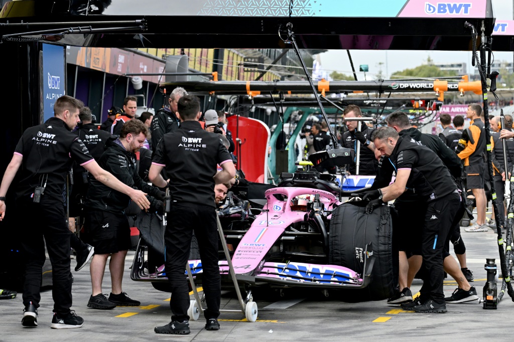 Pierre Gasly effectue un arrêt au stand pendant la troisième séance de qualifications du Grand Prix d'Australie à Melbourne samedi