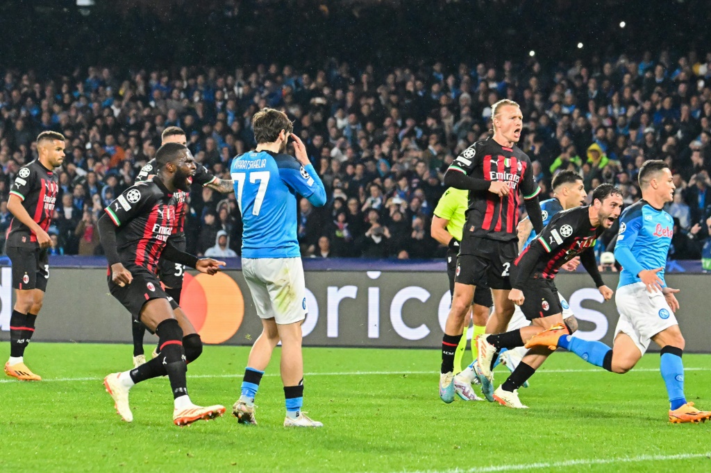 L'attaquant du Napoli Khvicha Kvaratskhelia dépité après un penalty manqué contre l'AC Milan le 18 avril 2023 au stade Diego-Maradona