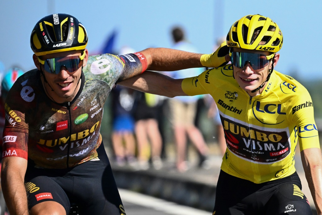 Jonas Vingegaard (à droite) félicité par son coéquipier français  Christophe Laporte le 24 juillet 2022 lors de l'arrivée du Tour de France remporté par le Danois