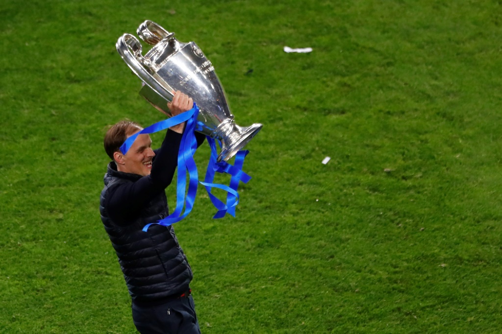L'entraîneur allemand Thomas Tuchel brandit le trophée de la Ligue des champions remportée avec Chelsea, le 29 mai 2021 à Porto