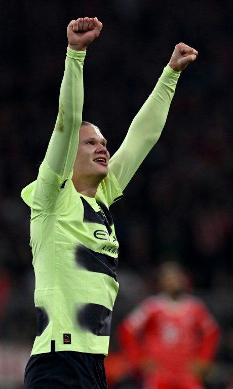 Le Norvégien Erling Haaland lève les bras après son but contre le Bayern Munich en quart de finale retour de la Ligue des champions à Munich le 19 avril 2023