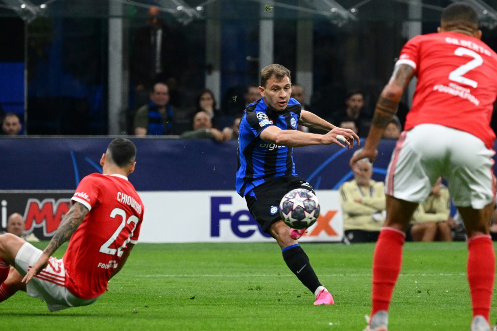 Le milieu de l'Inter Milan Nicolo Barella ouvre le score à la 14e minute lors du quart de finale retour de la Ligue des champions contre le Benfica Lisbonne le 19 avril 2023 à Milan en Italie
