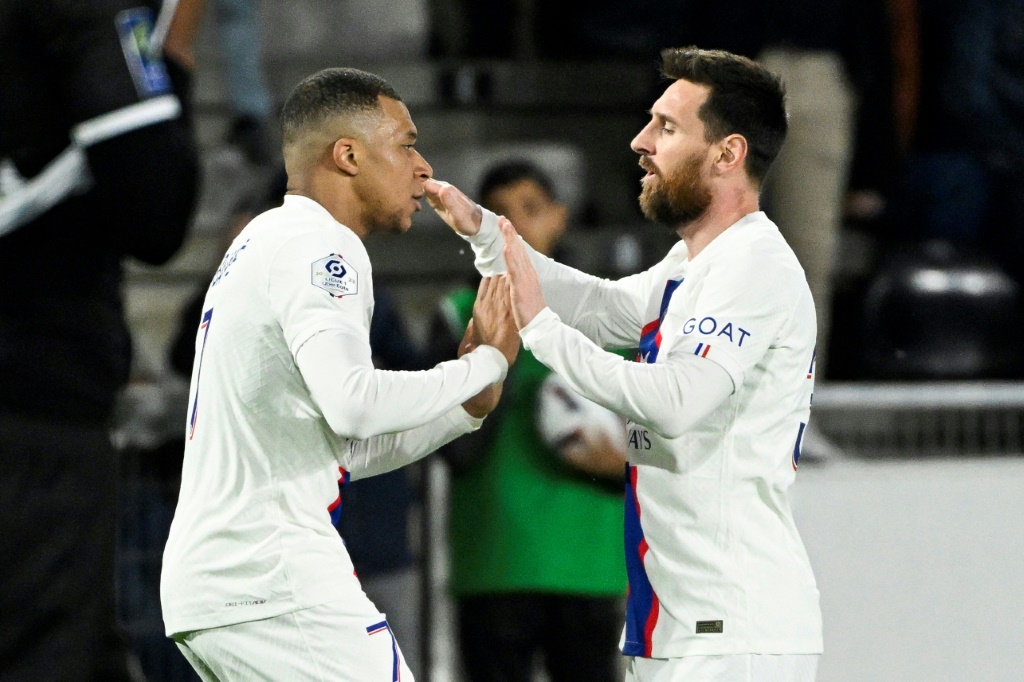 Kylian Mbappé et Lionel Messi se congratulent après le but du premier contre Angers à Raymond-Kopa, le 21 avril 2023