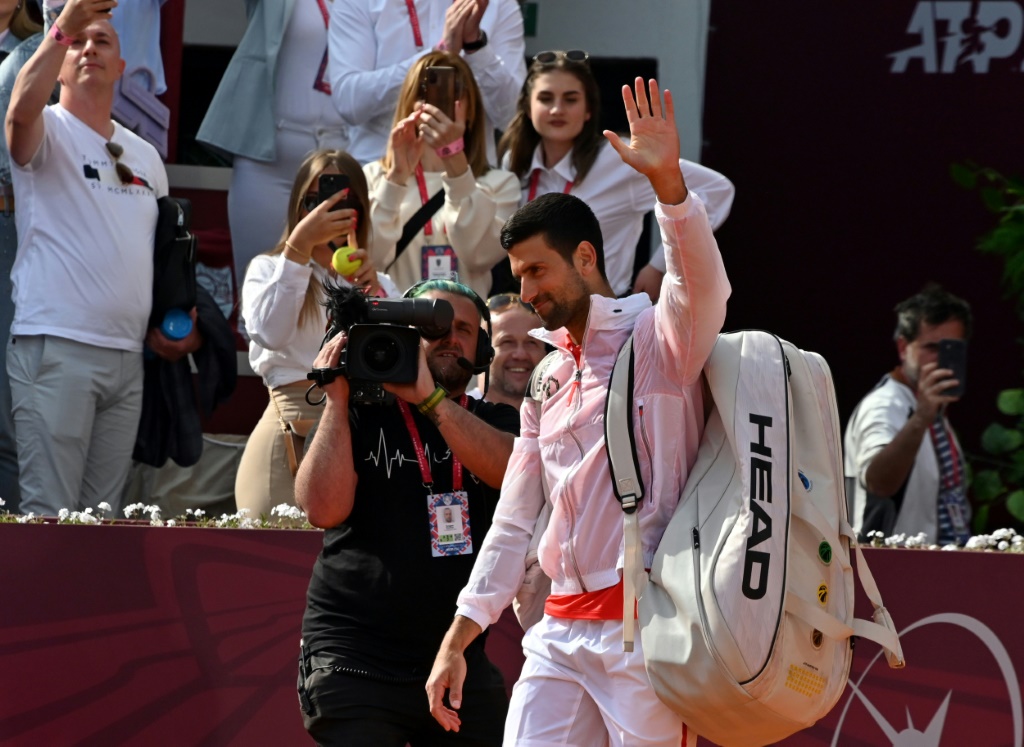 Novak Djokovic à son arrivée sur le court pour son match face à Dusan Lajovic, à Banja Luka, le 21 avril 2023