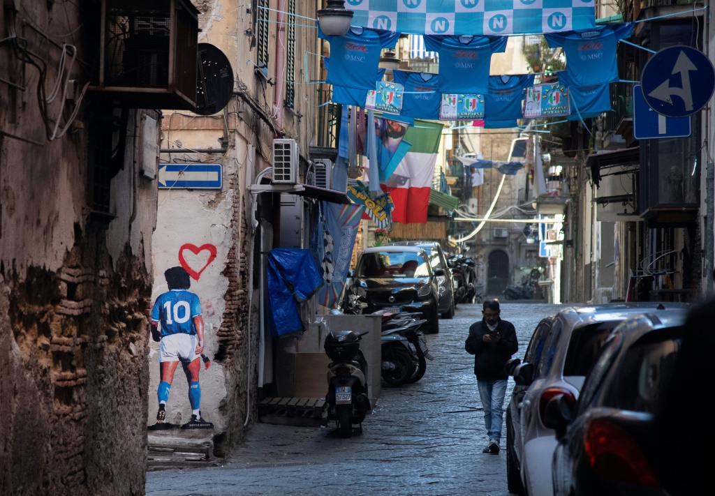 La silhouette de Diego Maradona peinte sur un mur des Quartiers espagnols de Naples, le 16 mars 2023 en Italie