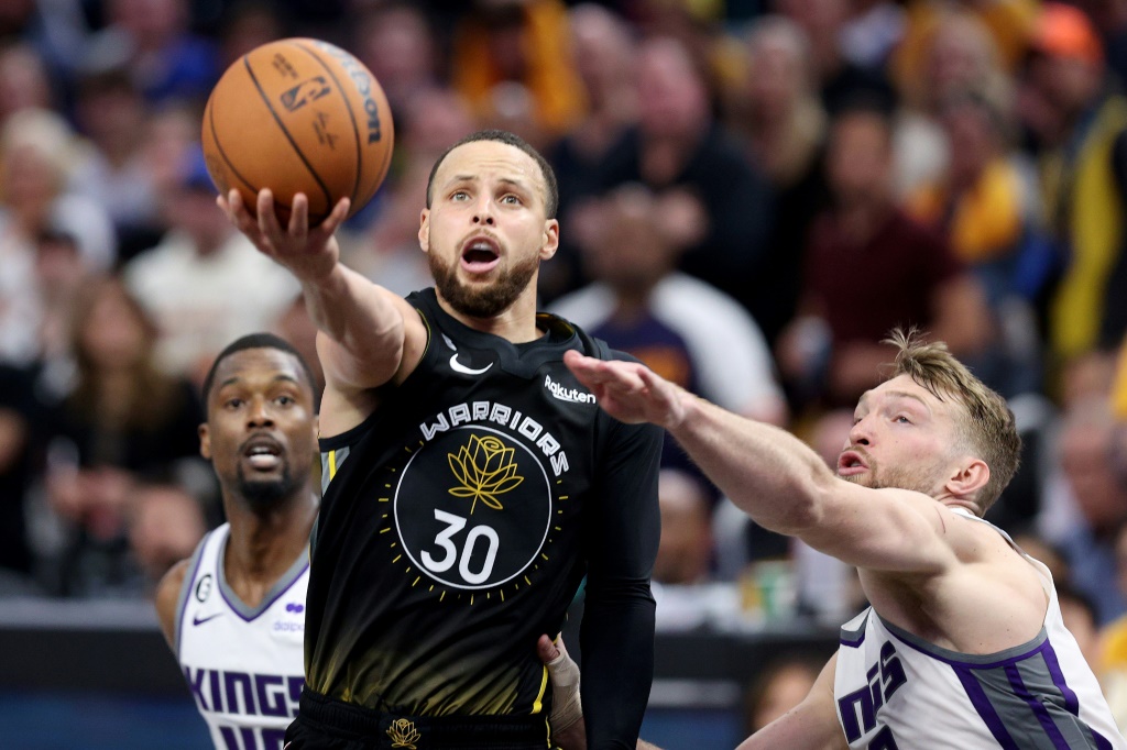 Stephen Curry, des Golden State Warriors, attaque le panier contre les Sacramento Kings lors du match N.3 du 1er des play-offs en NBA le 20 avril 2021 à San Francisco