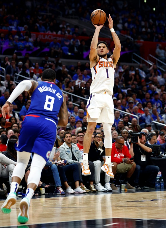 Devin Booker des Phoenix Suns titre au panier contre les LA Clippers lors du match N.3 du 1er tour des play-offsd en NBA le 20 avril 2023 à Los Angeles