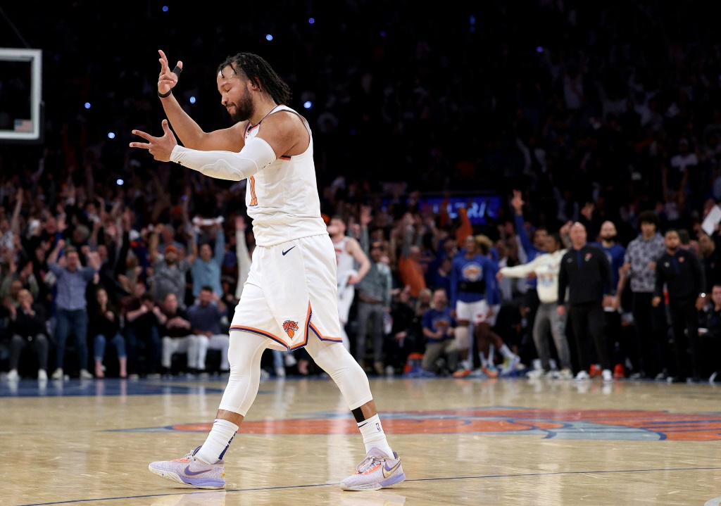 Jalen Brunson, des New York Knicks, célèbre un panier à trois points décisif lors du match 4 des play-offs de la NBA contre les Cleveland Cavaliers, le 23 avril 2023 à New York