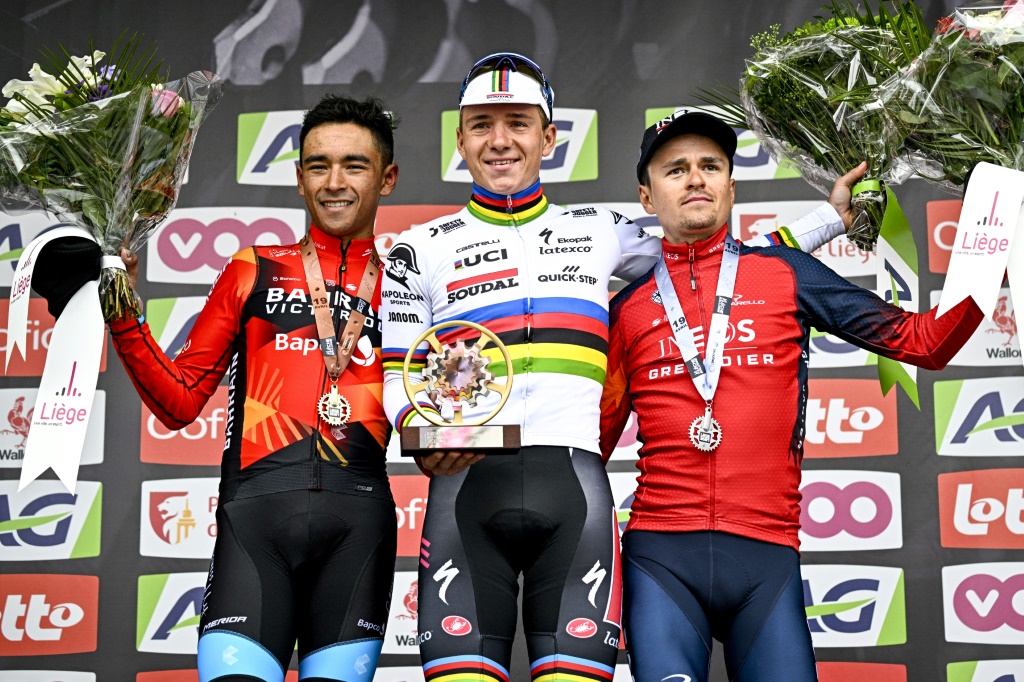 Le podium de Liège-Bastogne-Liège (de g. à d.): le Colombien Santiago Buitrago (3e), Remco Evenepoel, et le Britannique Tom Pidcock (2e), le 23 avril 2023 à Liège
