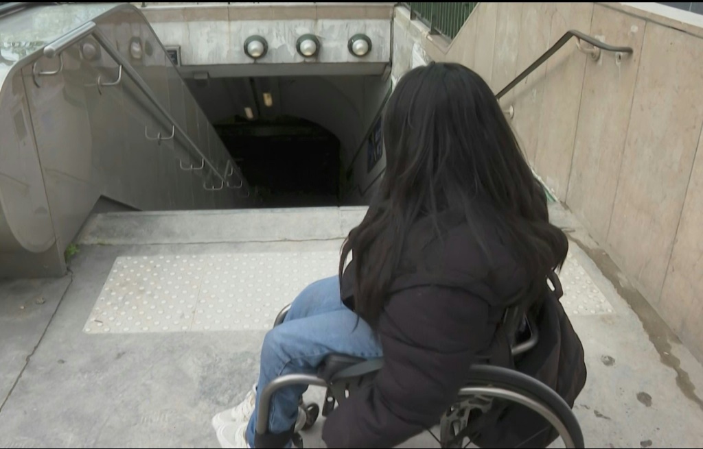 Manel Senni, basketteuse en fauteuil roulant, devant l'entrée d'une station de métro parisien, le 24 avril 2023