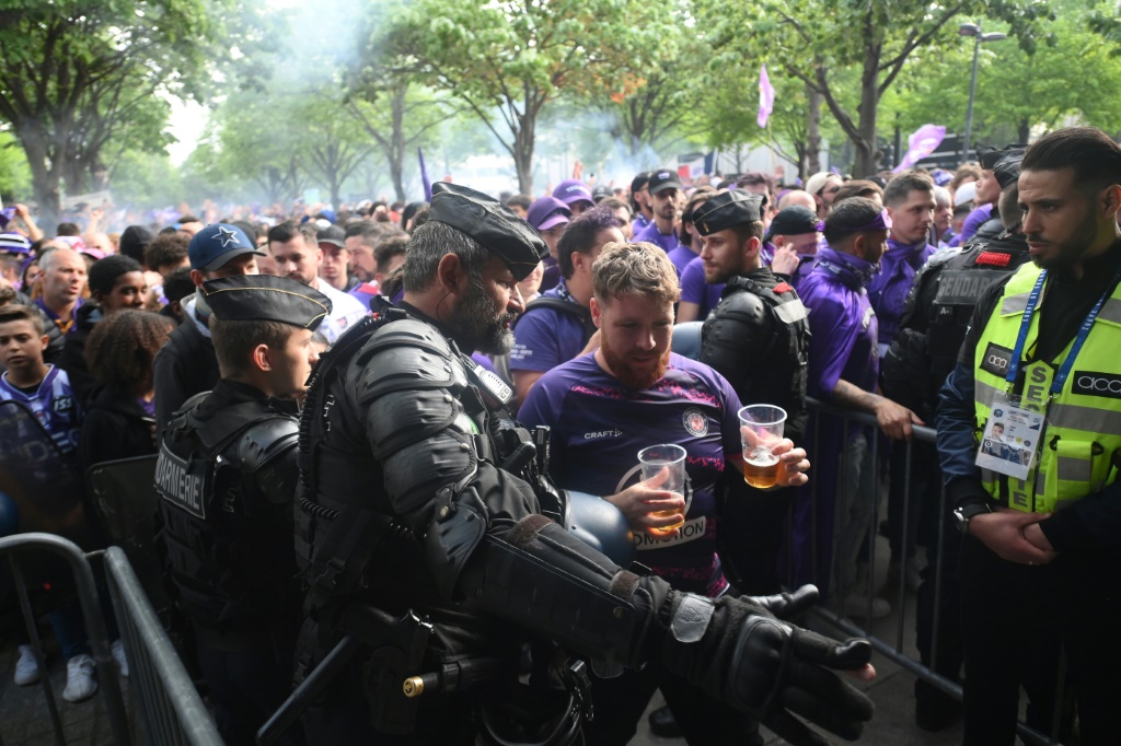 Des gendarmes filtrent les accès lors du passage de supporteurs toulousains au Stade de France, le 29 avril 2023 à Saint-Denis, près de Paris