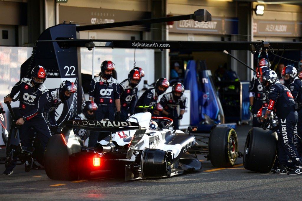 Le pilote de Formule 1 Yuki Tsunoda (Alpha Tauri) arrêté au stand après un problème de pneu sur sa monoplace lors de la course sprint du Grand Prix d'Azerbaïdjan le 29 avril 2023 à Bakou.