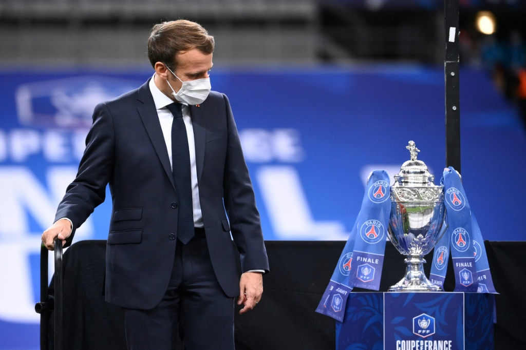Le président Emmanuel Macron près du trophée de la Coupe de France le 24 juillet 2020 au Stade de France, à Saint-Denis, après la victoire du Paris Saint-Germain contre Saint-Etienne