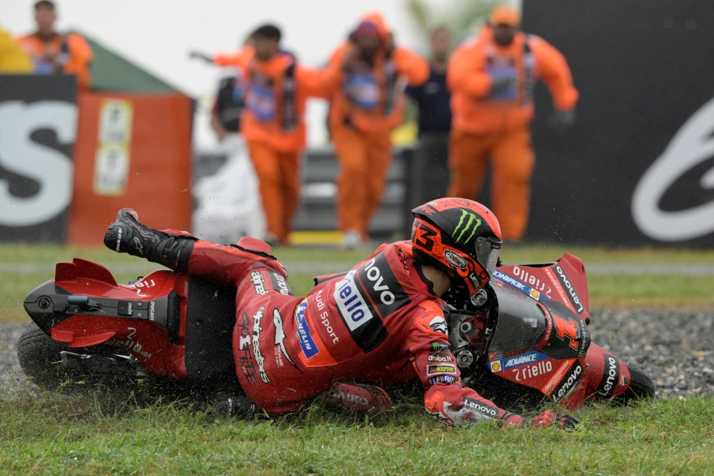 Le pilote italien Francesco Bagnaia (Ducati) chute lors du Grand Prix d'Argentine MotoGP sur le circuit de Termas de Rio Hondo le 2 avril 2023.