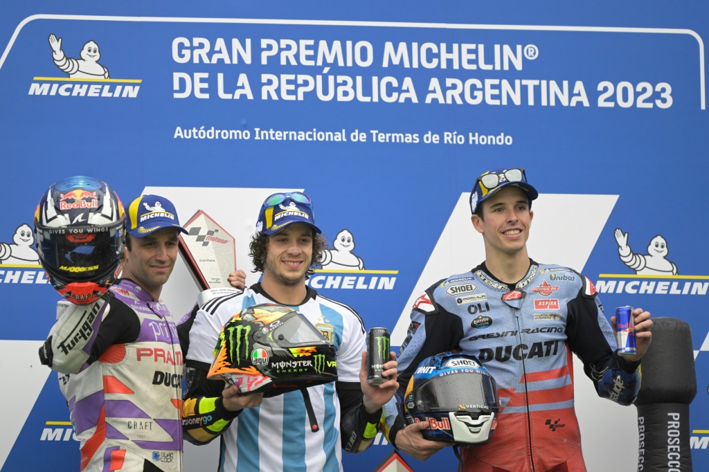 Le pilote français Johann Zarco (Ducati-Pramac), à gauche, 2e du Grand Prix d'Argentine MotoGP, avec le pilote italien Marco Bezzecchi (Ducati VR46), au centre, vainqueur, et l'Espagnol Alex Marquez (Ducati-Gresini), à droite, 3e, sur le podium du circuit de Termas de Rio Hondo le 2 avril 2023.