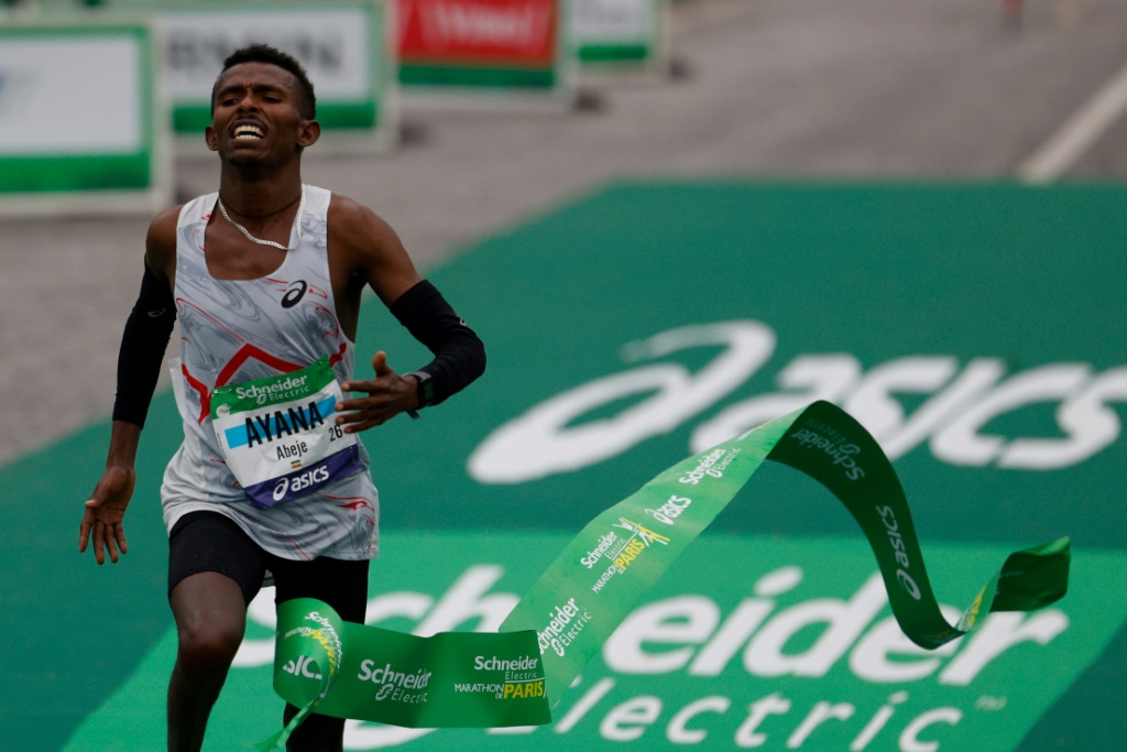 L'Ethiopien Abeje Ayana, vainqueur du marathon de Paris, le 2 avril 2023