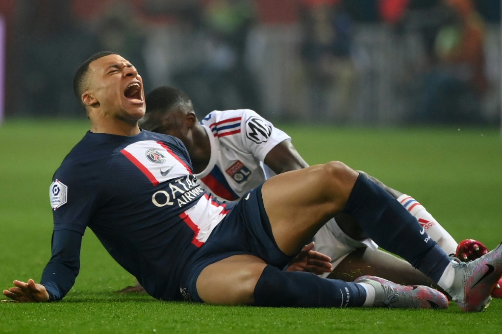 L'attaquant Kylian Mbappe au sol lors de la nouvelle défaite du Paris SG en Ligue 1 contre Lyon, le 2 avril 2023 à Paris
