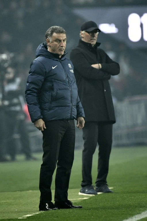 L'entraîneur du Paris SG Christophe Galtier (g) et celui de Lyon Laurent Blanc (d), lors du match en Ligue 1 du Paris SG contre Lyon, le 2 avril 2023 à Paris