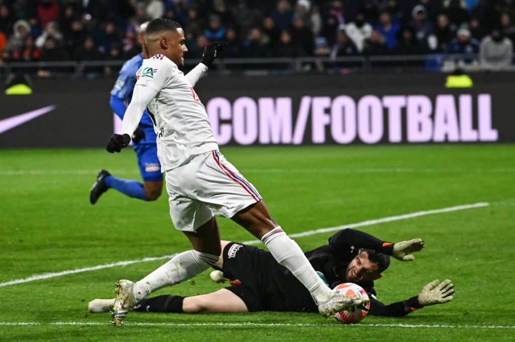 L'attaquant suédois de Lyon (debout) Amin Sarr à la lutte avec le gardien de Grenoble Esteban Salles pendant le quart de finale de coupe de France remporté 2-1 par l'OL au Groupama Stadium, le 28 février.