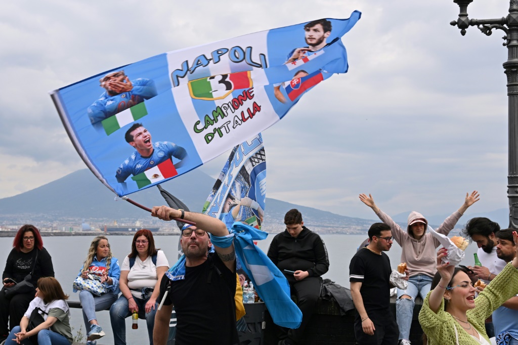Des supporters de Naples célèbrent par avance le titre de champion sur le front de mer