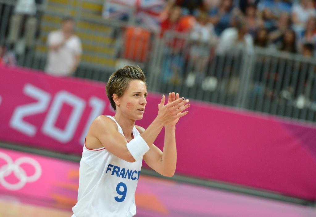 La meneuse de jeu de l'équipe de France Celine Dumerc après la rencontre entre la France et la Grande Bretagne le 3 août 2012