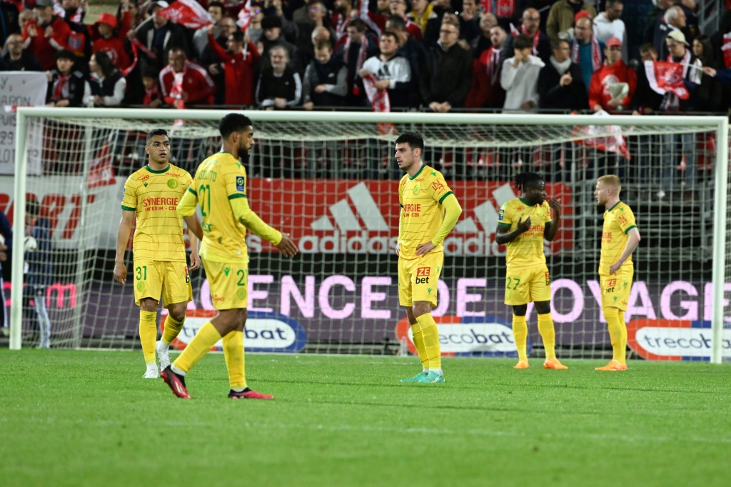 Des joueurs de Nantes après la défaite 2-0 sur le terrain de Brest