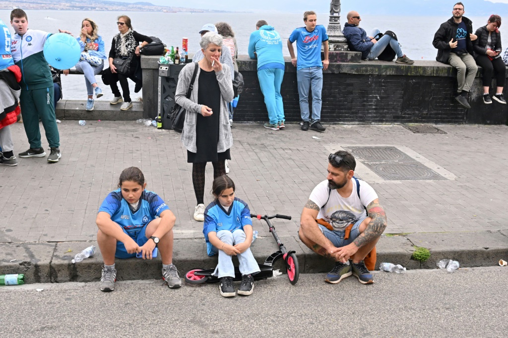 La déception d'une famille supportrice du Napoli après le match nul contre la Salernitana