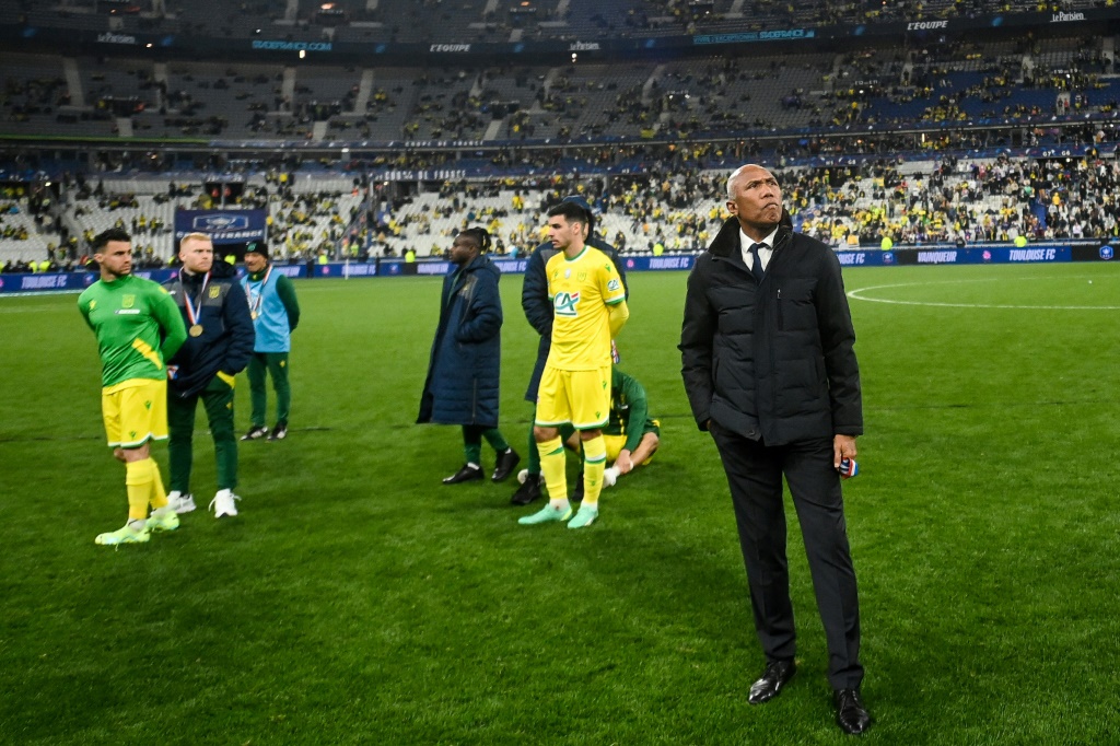 L'entraîneur de Nantes Antoine Kombouaré et ses joueurs après la finale de Coupe de France perdue face à Toulouse