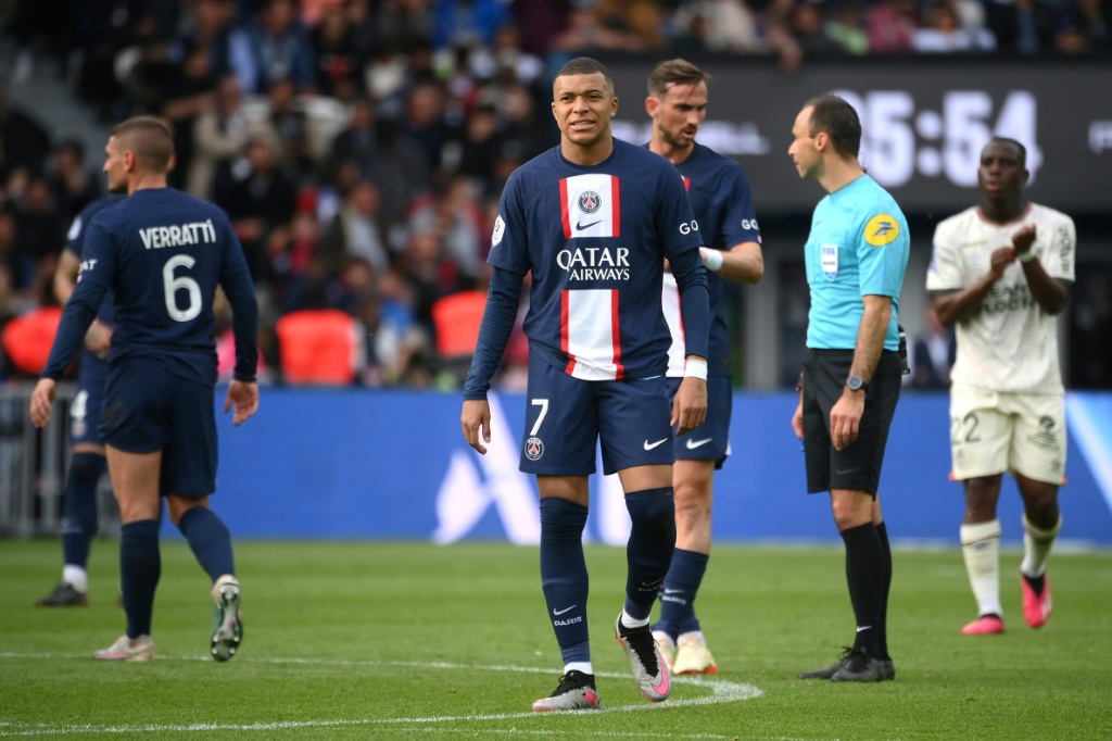 L'attaquant du PSG Kylian Mbappé après la défaite contre Lorient au Parc des Princes