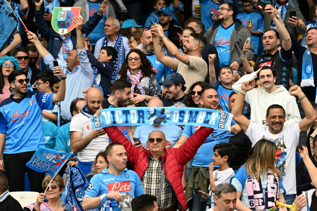 Des supporteurs de Naples avant le match contre la Salernitana