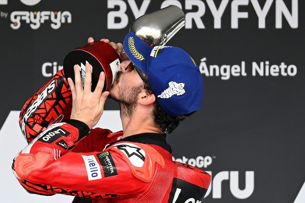 L'Italien Francesco Bagnaia (Ducati) célèbre sa victoire au Grand Prix d'Espagne MotoGP sur le circuit de Jerez de la Frontera le 30 avril 2023.