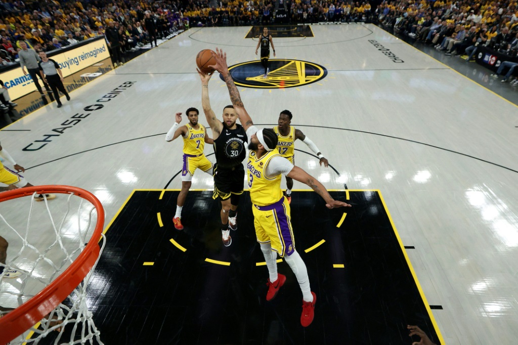 Le joueur des Golden Stet Warriors Stephen Curry (N.30) tire face à Anthony Davis (3) des Los Angeles Lakers lors du match des demi-finales de la conférence ouest des playoffs le 2 mai 2023 au Chase Center de San Francisco