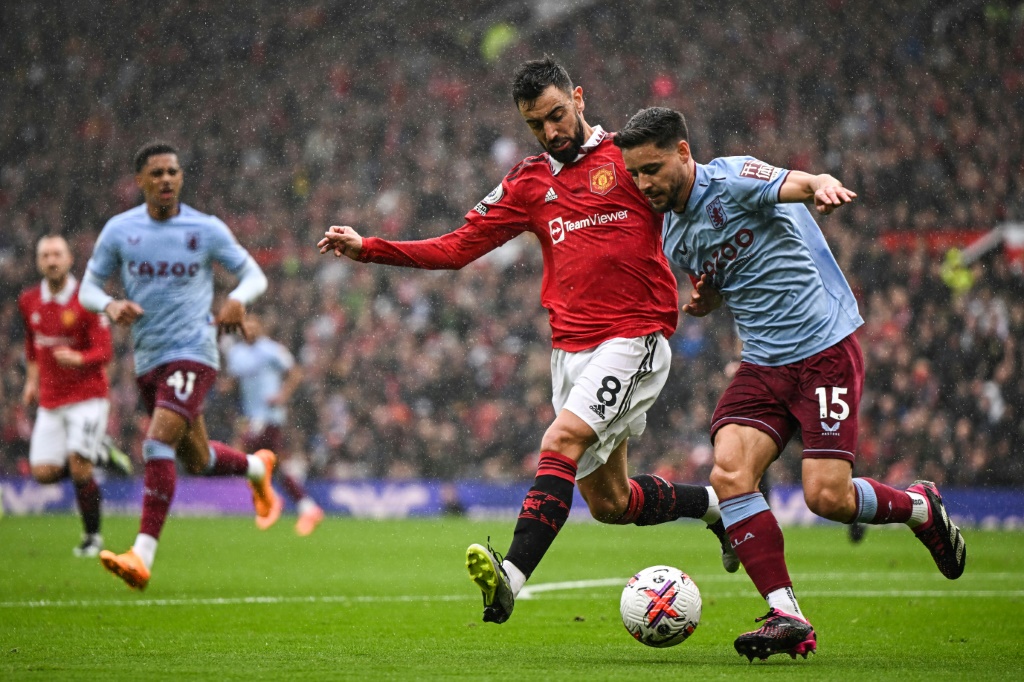 Le milieu de Manchester United Bruno Fernandes (g) à la lutte avec le défenseur d'Aston Villa Alex Moreno, le 30 avril 2023 à Manchester