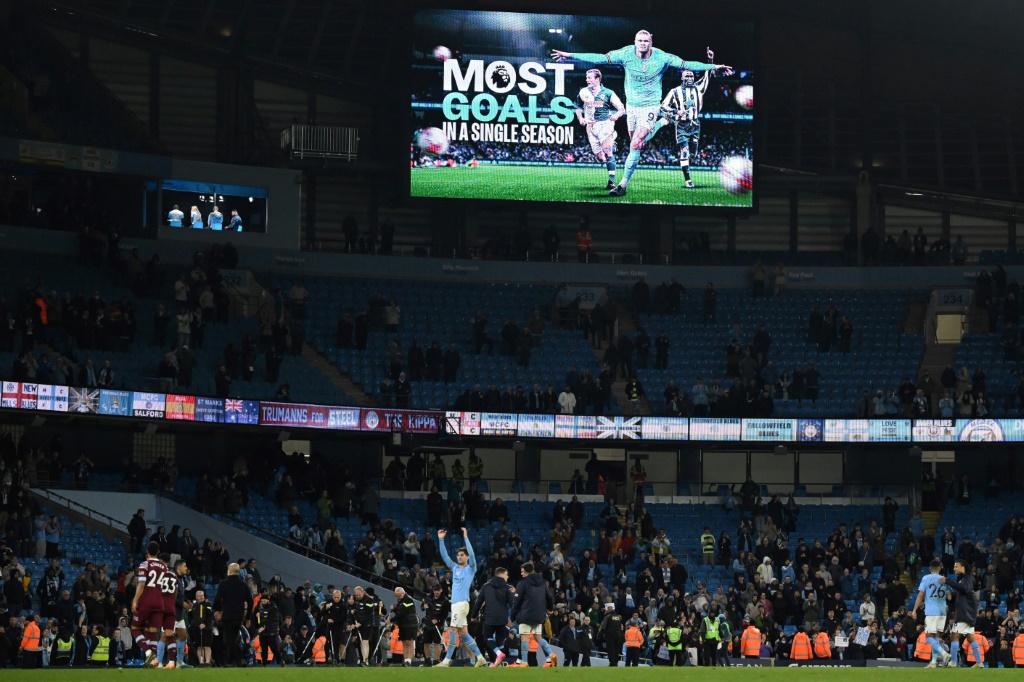 Le record de but en une saison de Premier League annoncé sur l'écran géant de l'Etihad Stadium, le stade de Manchester City, le 3 mai 2023. Il n'a fallu à Erling Haaland que 31 apparitions en championnat pour inscrire 35 buts