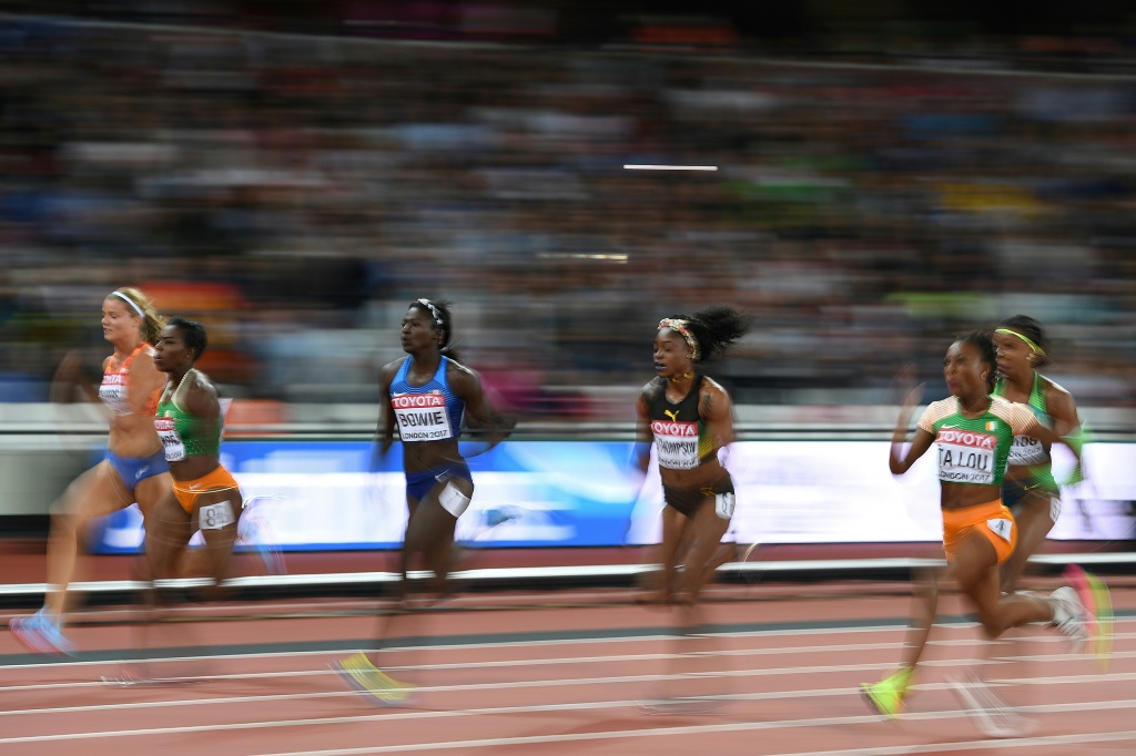 L'Américaine Tori Bowie, au centre, le 6 août 2017 lors de sa victoire en finale du 100 m des Championnats du monde d'athlétisme à Londres