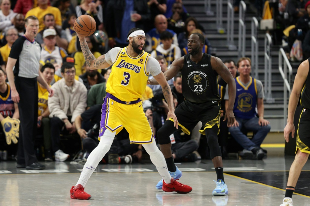 Le joueur Anthony Davis (3) des Los Angeles Lakers face à Draymond Green (23) des Golden State Warriors duraant le demi-finale de playoffs de la confér'ence ouest le 2 mai 2023 au Chase Center de San Francisco, Californie