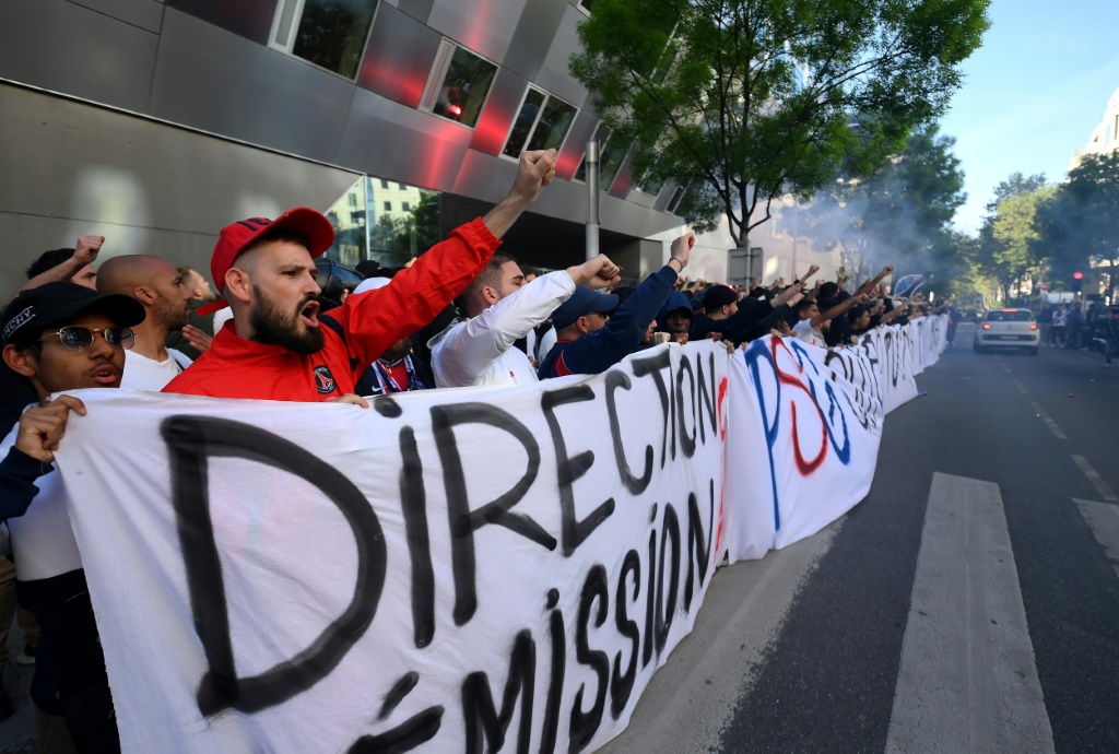 Des supporters du Paris Saint-Germain manifestent leur colère le 3 mai 2023 devant le siège du club à Boulogne-Billancourt, près de Paris